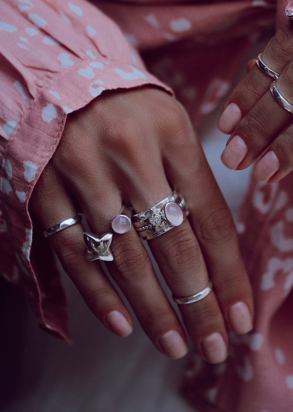 Кольцо «Мозаик» с овальным розовым кварцем и сердечком белый циркон