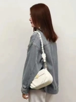 Сумка через плечо маленькая.