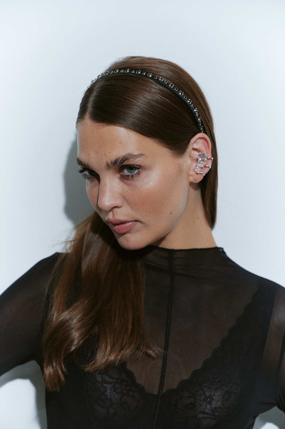 Тонкий ободок с черными камнями