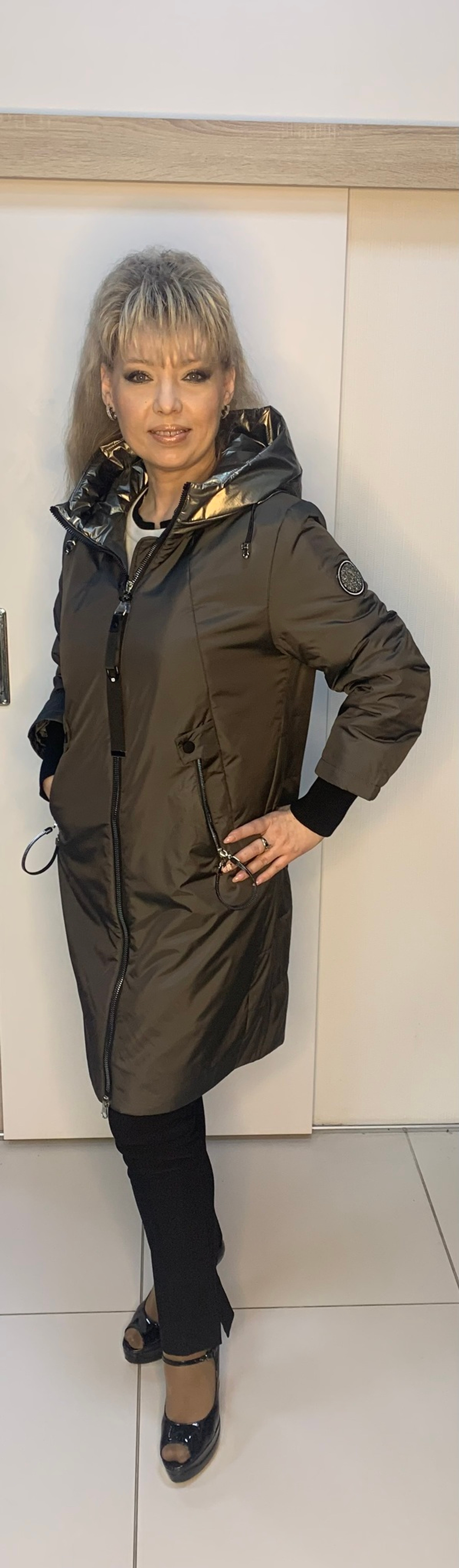 Модная удлиненная куртка с блестящим капюшоном