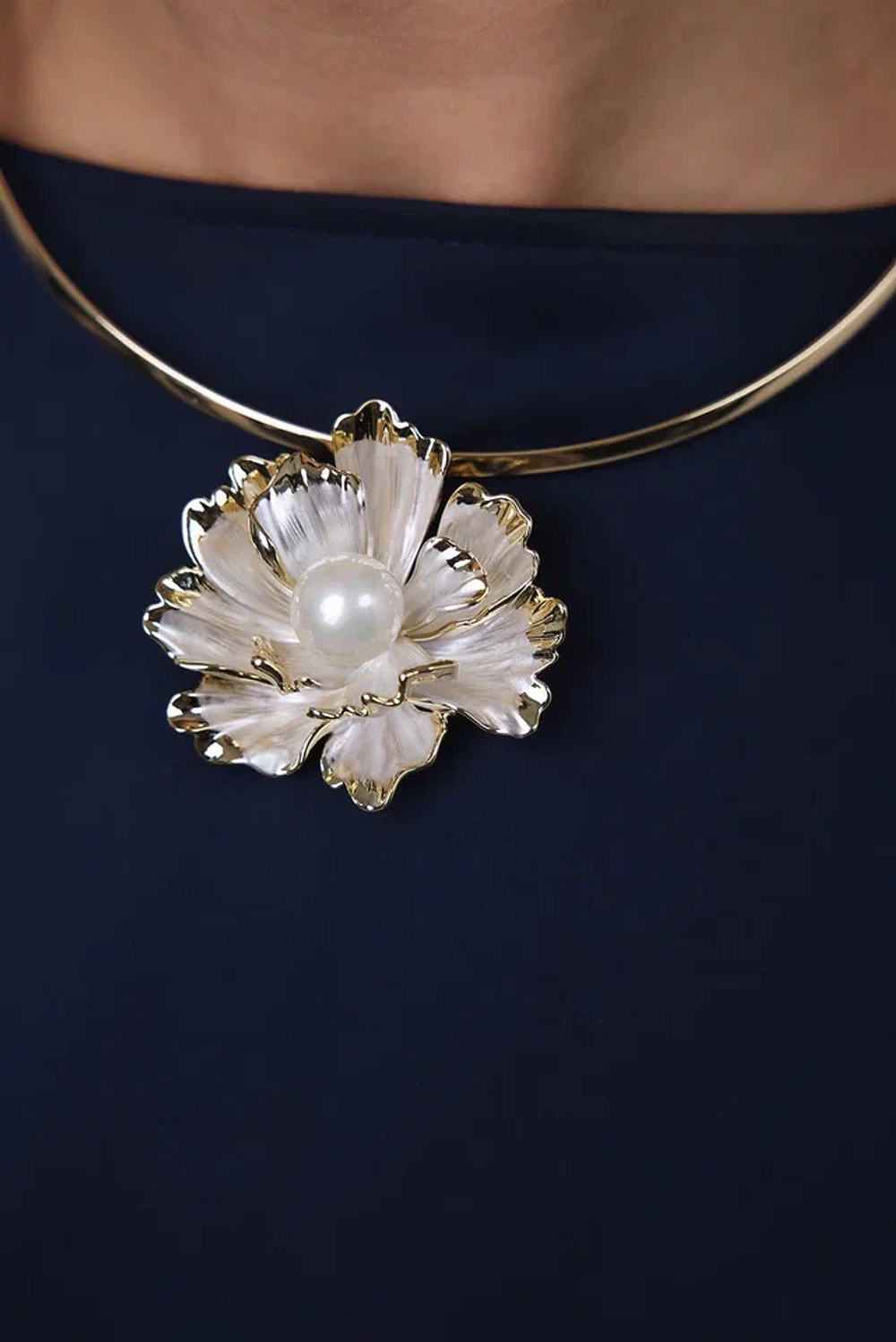 Брошь подвеска цветок из перламутра с жемчужиной, золотая окантовка