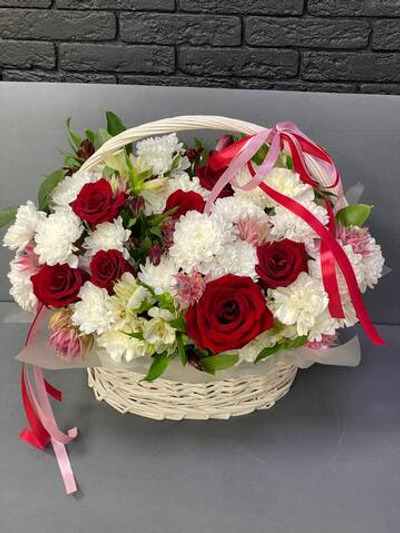 корзина плетеная, с розой , кустовой хизантемой и альстромерией