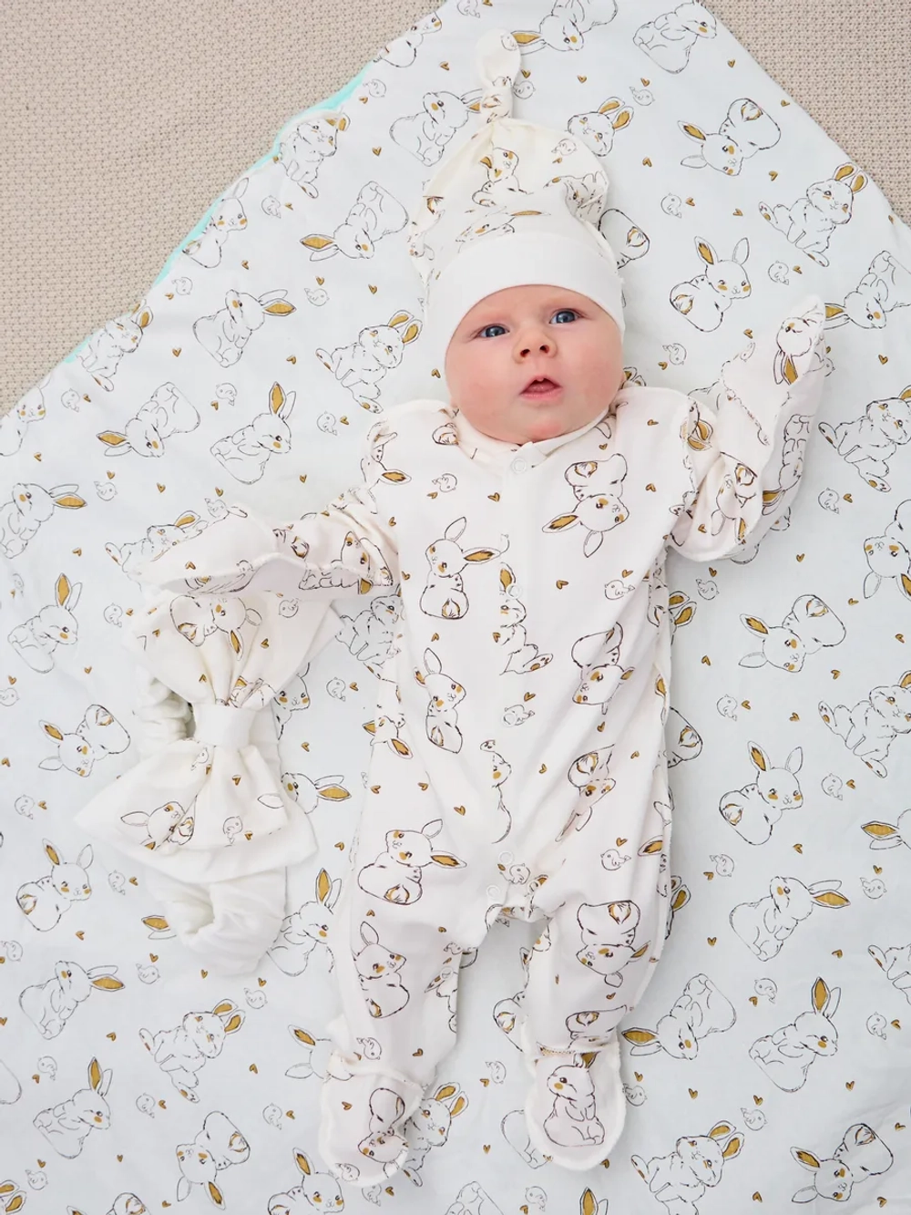 Конверт на выписку весна c костюмом