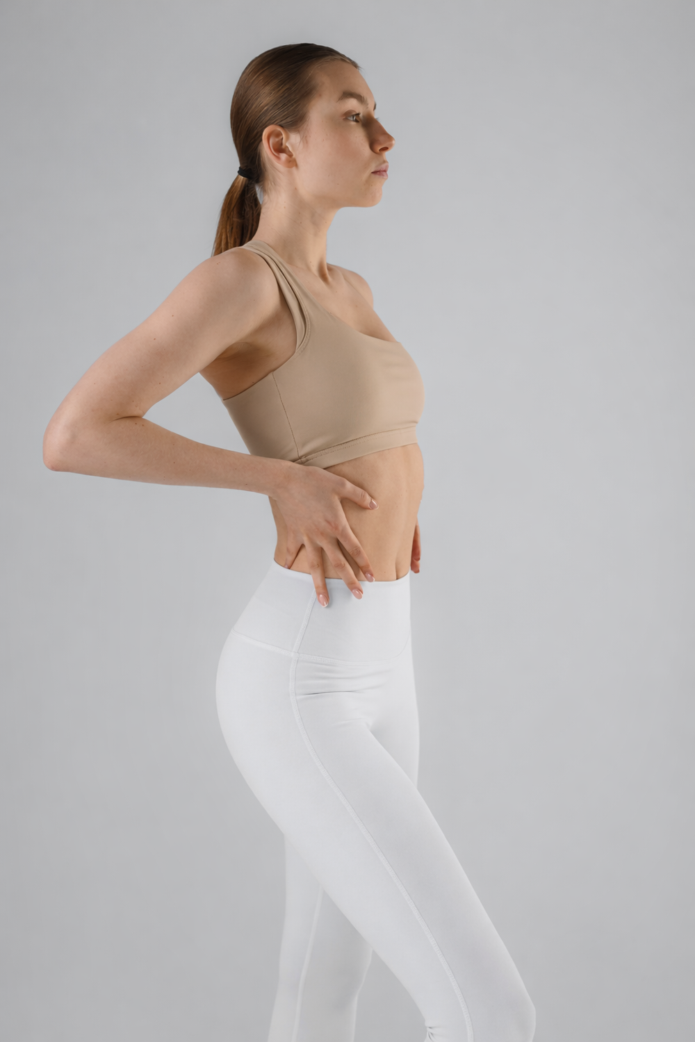 Спортивный топ на одно плечо