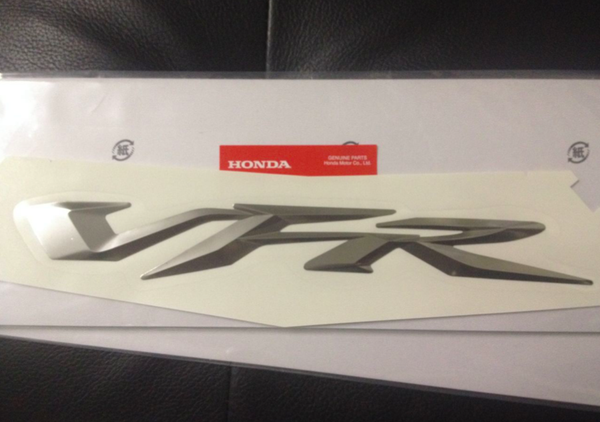 Honda Наклейка VFR 3D боковая металлизированная 64220-MCW-D80ZB