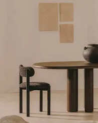 Стул Nebai из черной ткани букле и массива дуба с черной отделкой