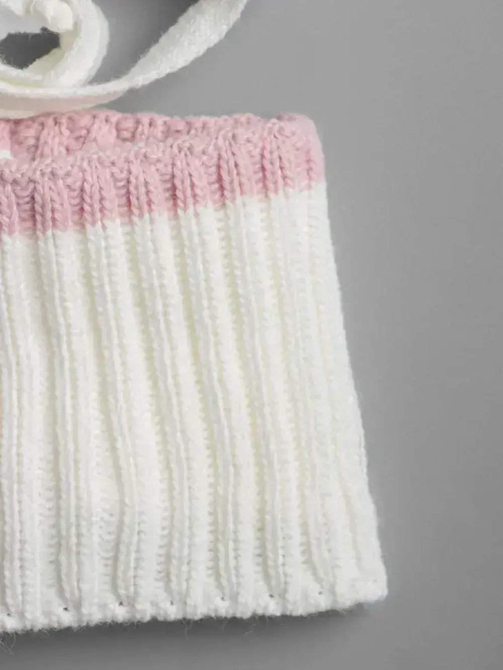 Шапка зимняя для девочки со снудом и помпонами