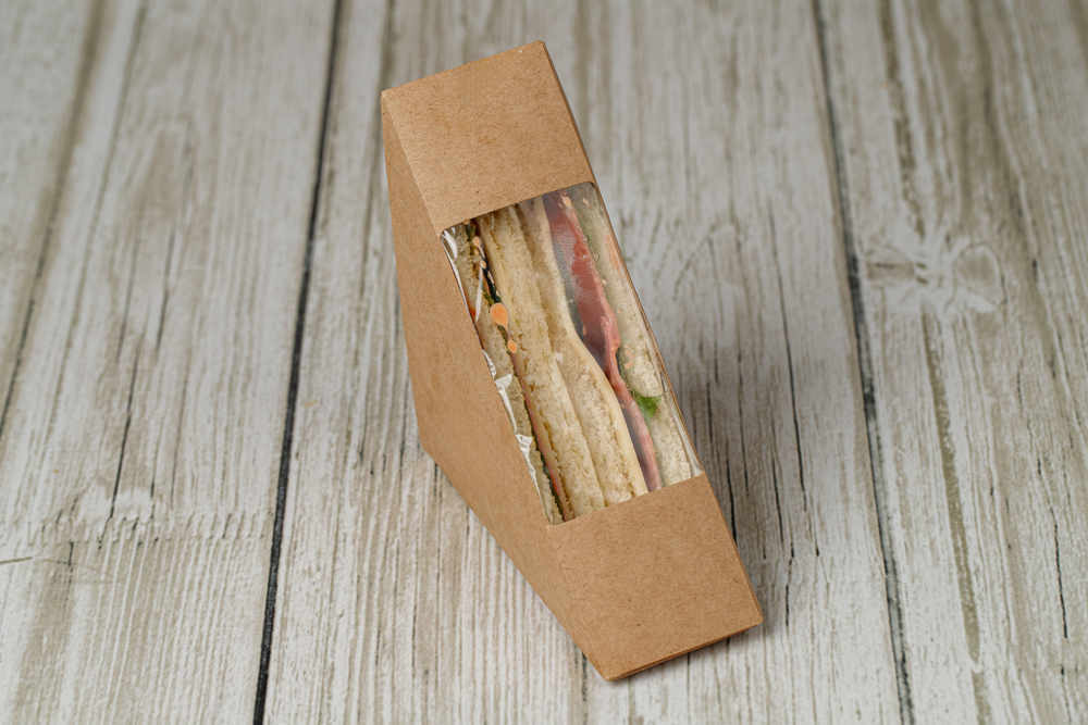 Сэндвич с копчёной колбаской и сыром  в боксе