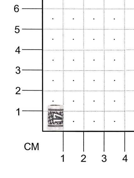 Фото шарм цифра число 17 из серебра на размерной сетке