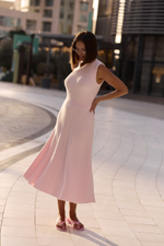 платье миди в нежно розовом цвете