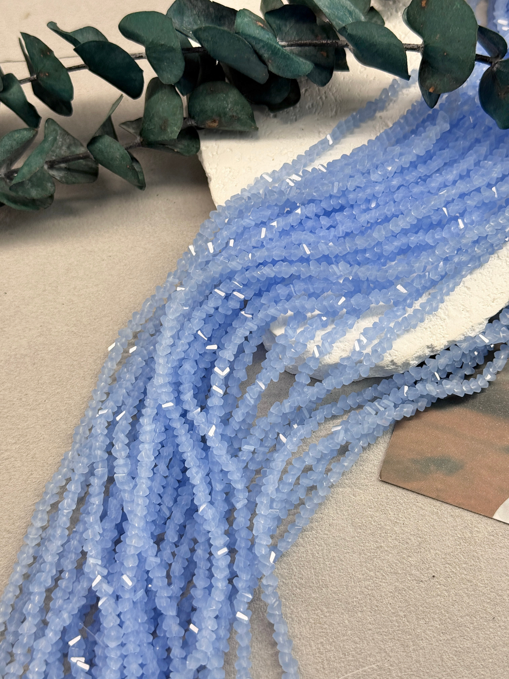 Треугольные бусины, хрустальное стекло 4 мм, нить 33 см, небесный опал