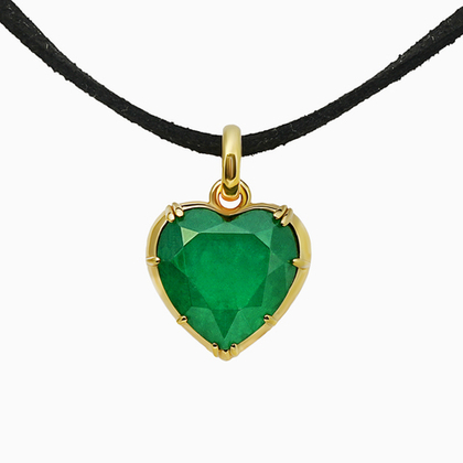 Позолоченный кулон с изумрудным кварцем в форме сердца.
