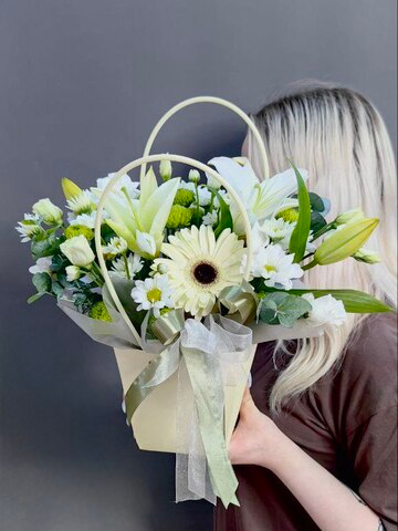 Сумочка с цветами в белой гамме