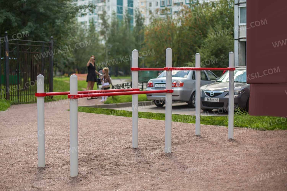 Турник с двумя скамьями для пресса