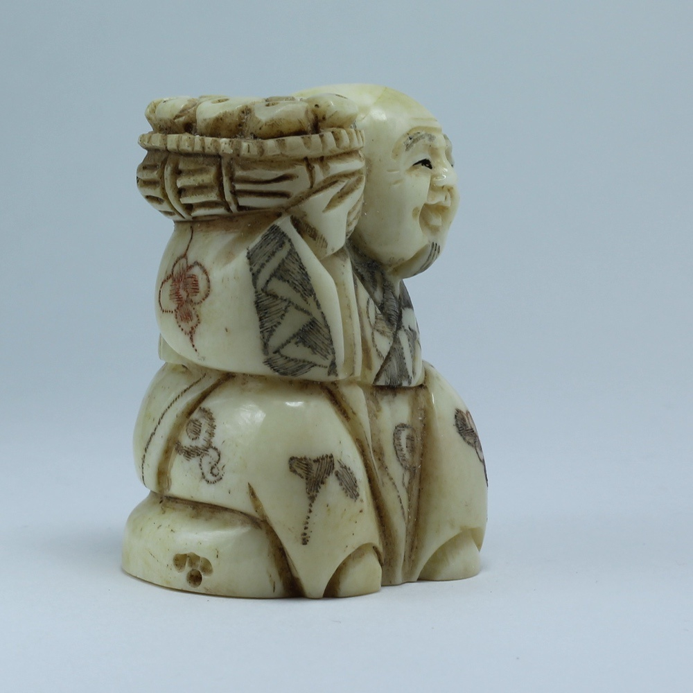 Нэцкэ Монах с корзиной рыбы