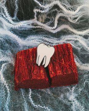 Значок металлический на одежду/Пин. Tooth