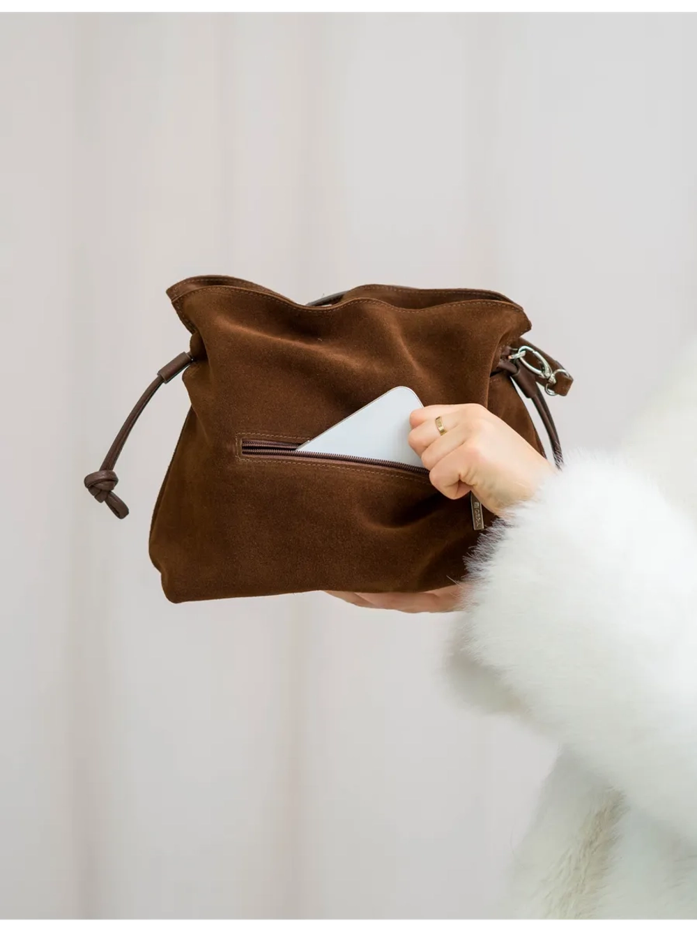 Сумка мешок через плечо средняя натуральная замша