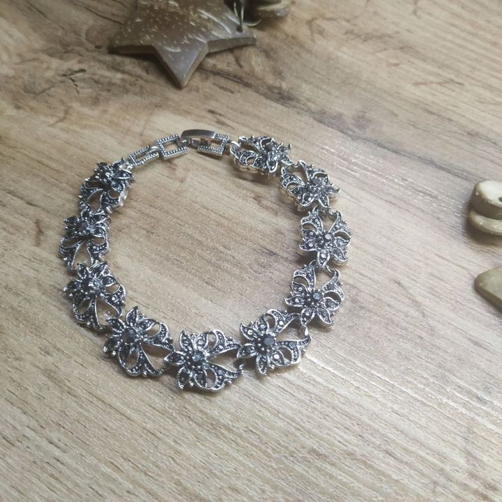 Браслет Vogue Георгин с лепестками стразы графитовые металл серебристый на красном бархате