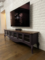 Деревянная тумба под телевизор со стеклянными дверцами