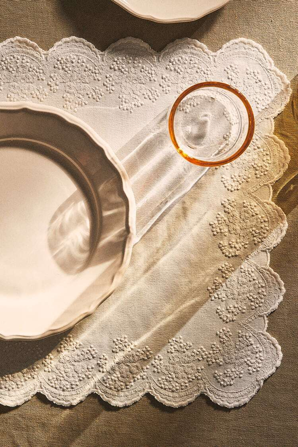ZARA HOME ВЫШИТАЯ ЛЬНЯНАЯ САЛФЕТКА, БЕЛЫЙ