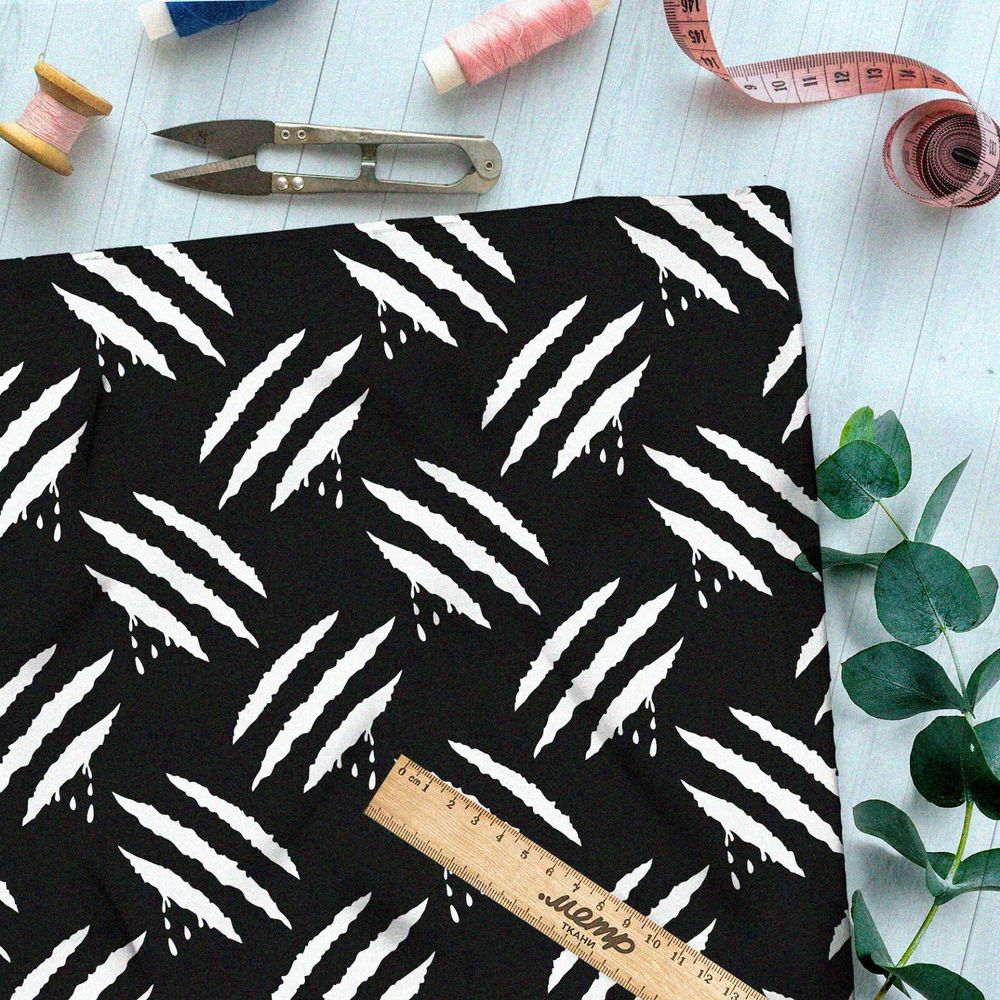 Ткань мембрана белые следы от когтей на чёрном фоне