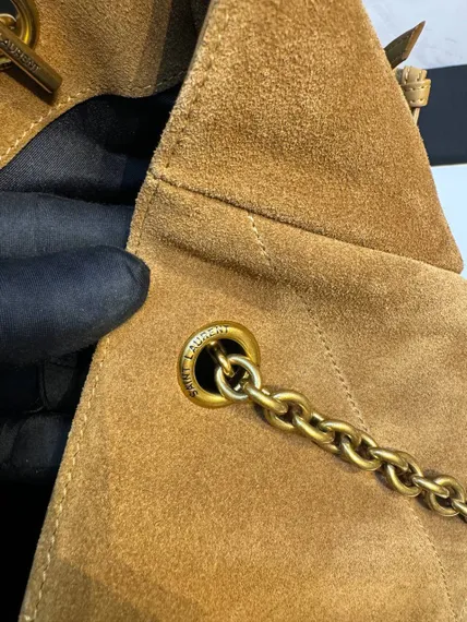 Замшевая сумка через плечо Saint Laurent Jamie, украшенная стежкой CARRÉ RIVE GAUCHE.