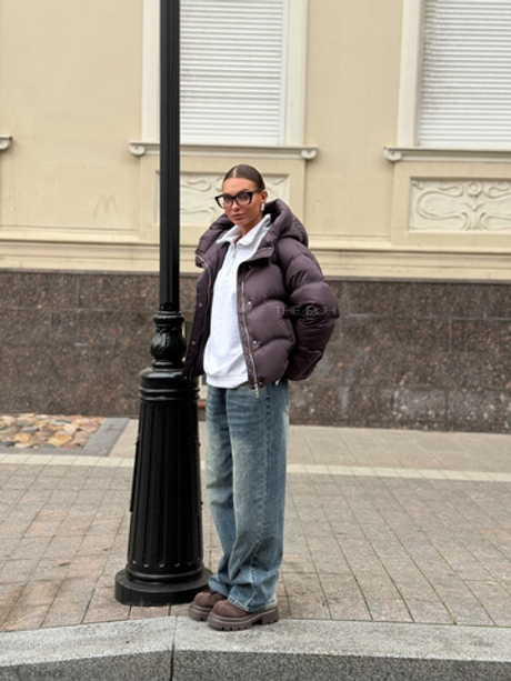 Фиолетовый пуховик с капюшоном