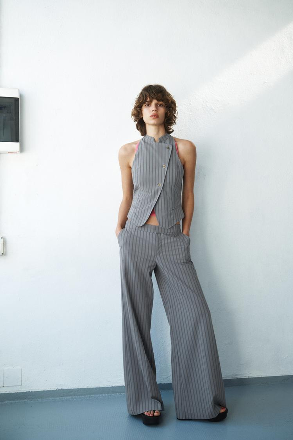 ZARA БРЮКИ КЛЕШ В ТОНКУЮ ПОЛОСКУ, СЕРО-СИНИЙ