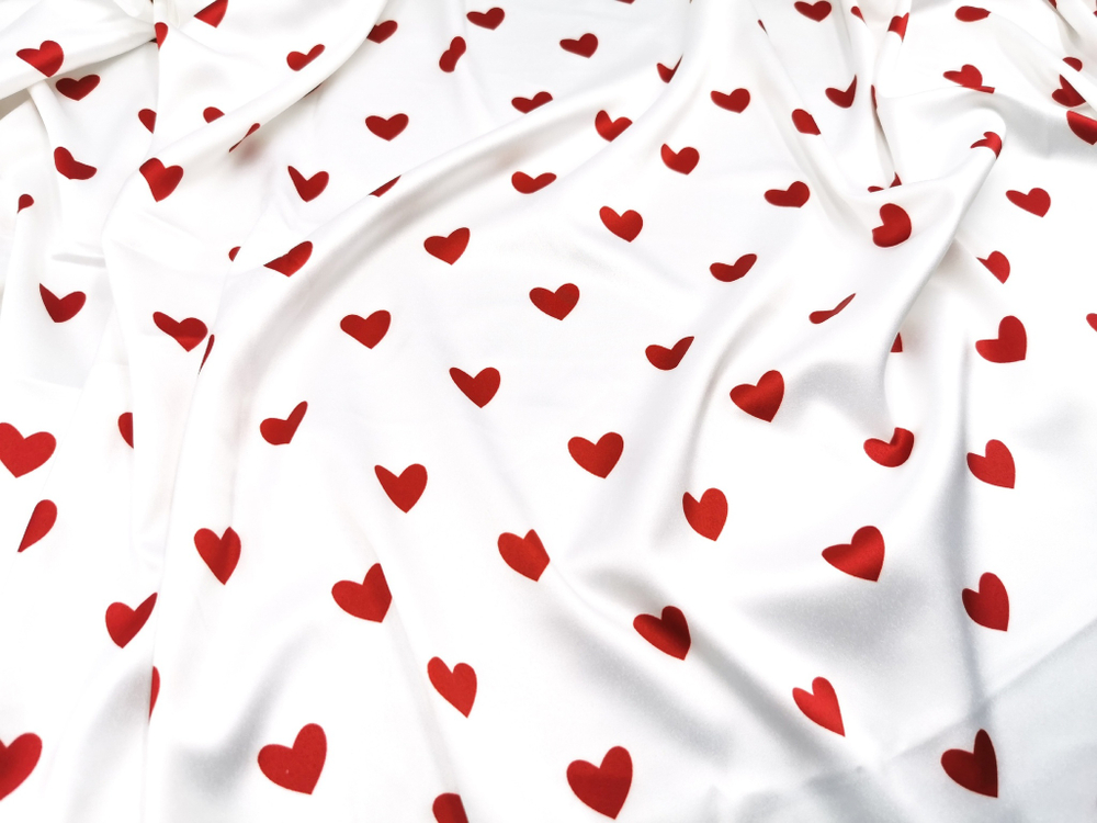 Эластичный бельевой атлас-стрейч, сердечки на молочном фоне, (Арт: ASP-001)