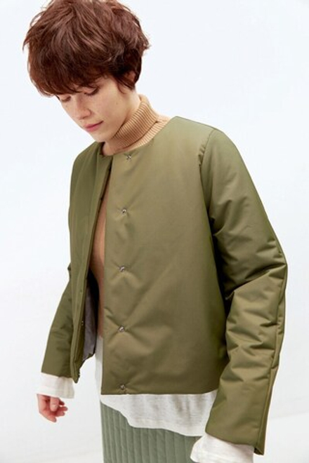 Короткая куртка цвета хаки