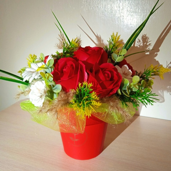 Композиция из искусственных цветов Яркая