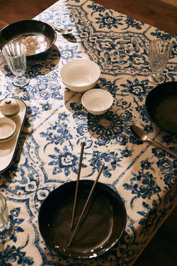 ZARA HOME МОЗАИЧНАЯ СКАТЕРТЬ С ПОЛИМЕРНЫМ ПОКРЫТИЕМ, СИНИЙ