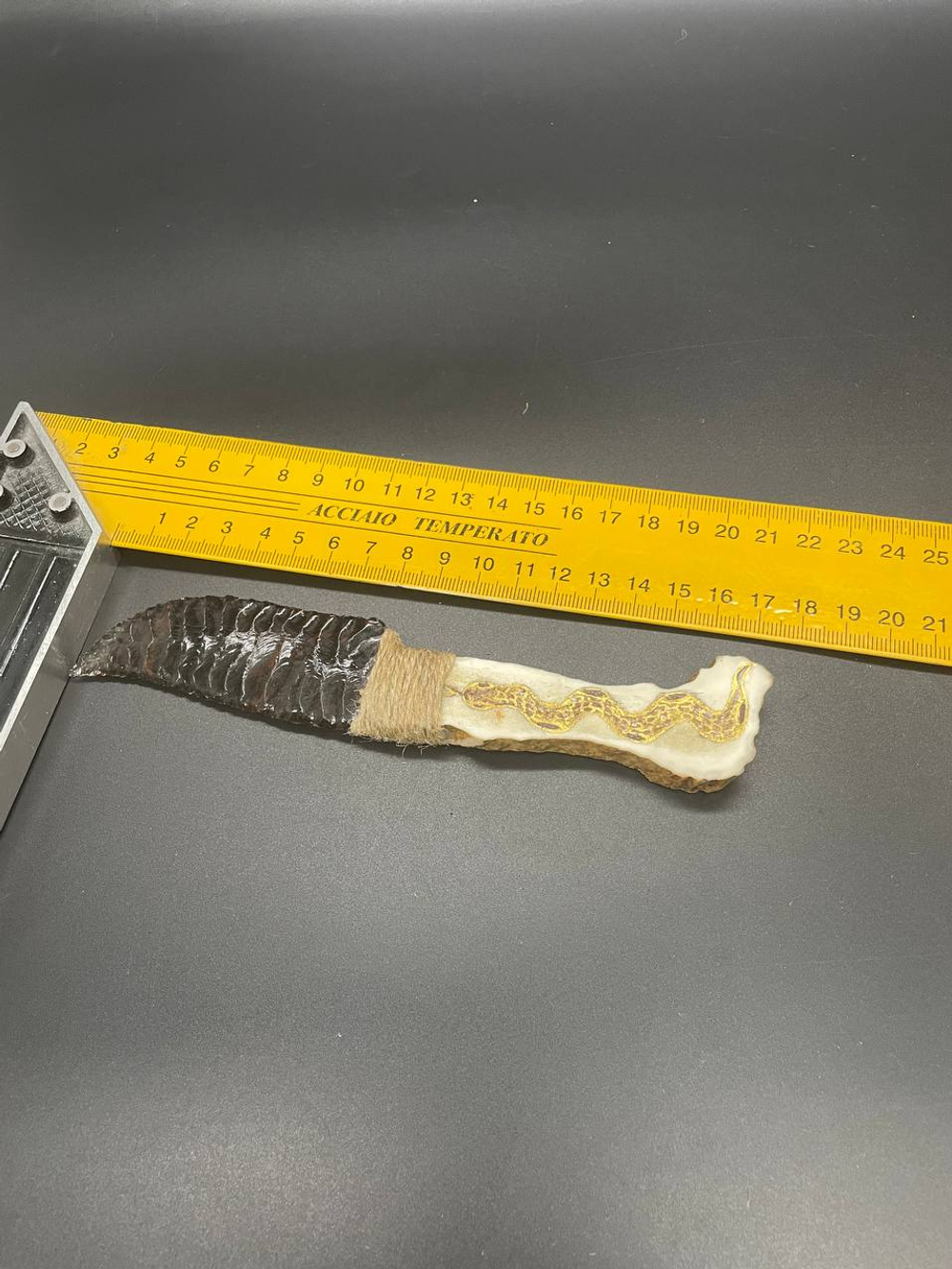 Обсидиановый нож с рукояткой из рога оленя с рисунком змеи 17 см