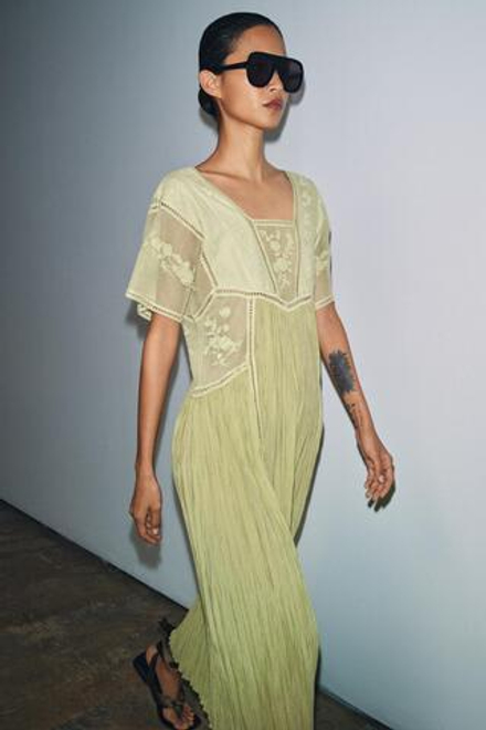 ZARA ПЛАТЬЕ ПЛИССЕ С ВЫШИВКОЙ — ZW COLLECTION, ФИСТАШКОВЫЙ