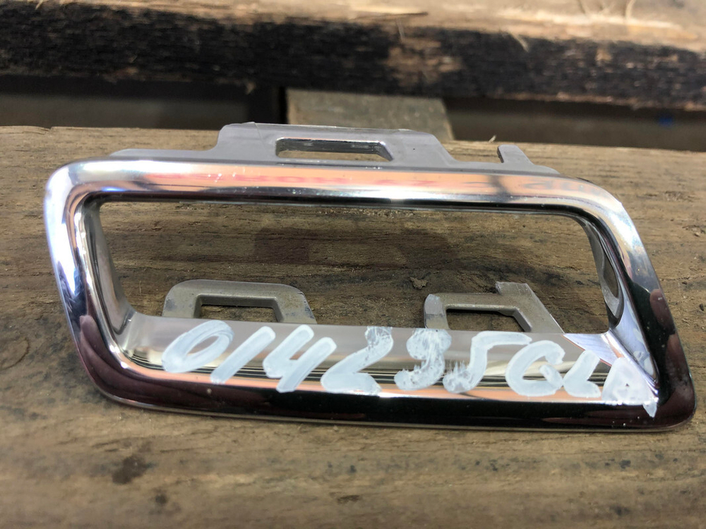 Накладка решетки радиатора Mercedes GLA (X156) 17-21 Б/У Оригинал A1568881600