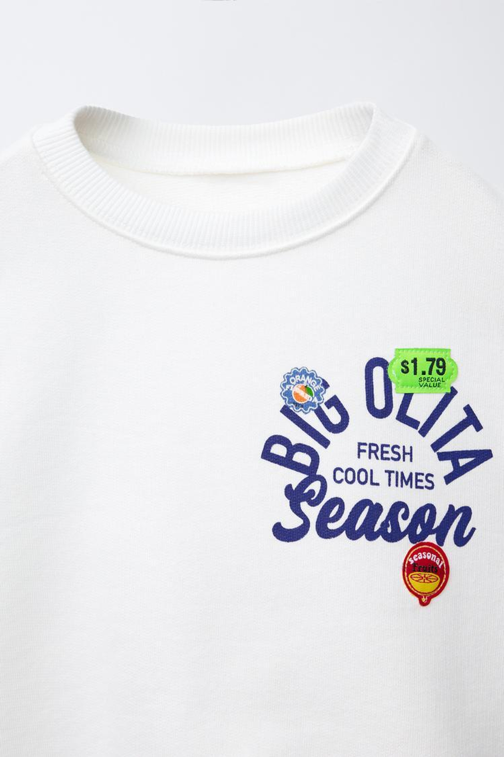 ZARA ТОЛСТОВКА С ПРИНТОМ И НАШИВКАМИ, БЕЛЫЙ