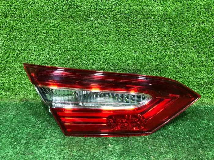 Фонарь левый внутр Toyota Camry XV70 17-нв галоген