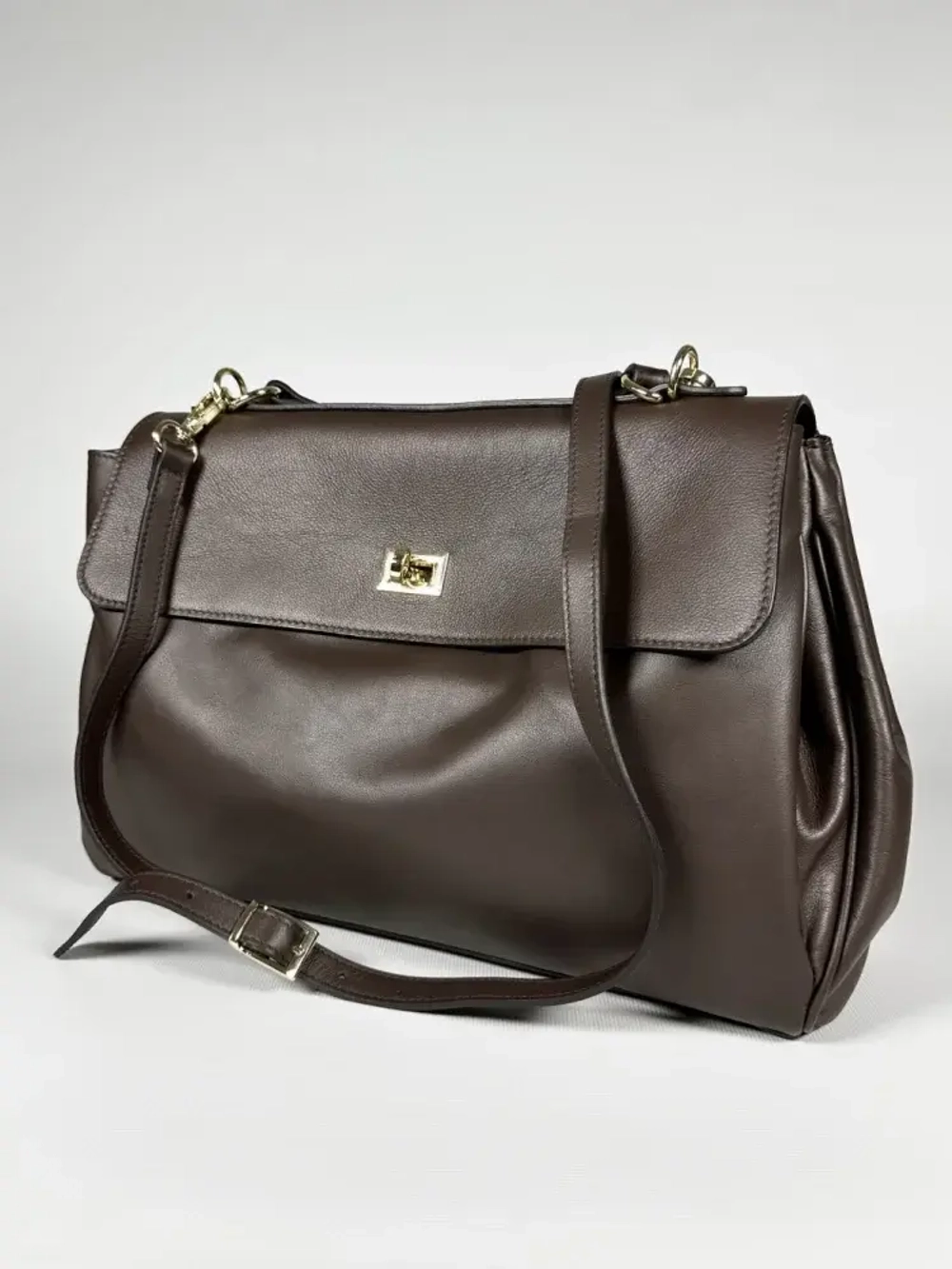 Женская сумка из натуральной кожи ягненка коричневого цвета