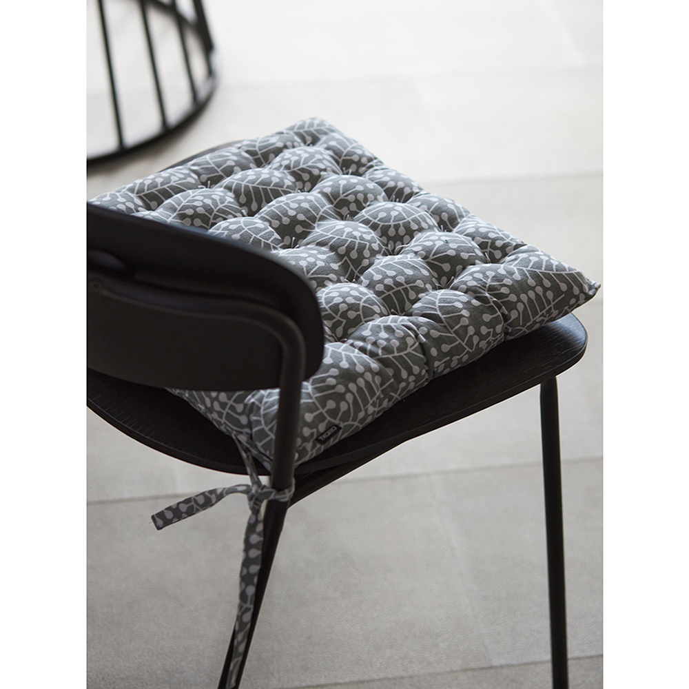 Подушка на стул из хлопка серого цвета с принтом Спелая Смородина из коллекции scandinavian touch, 35х35 см