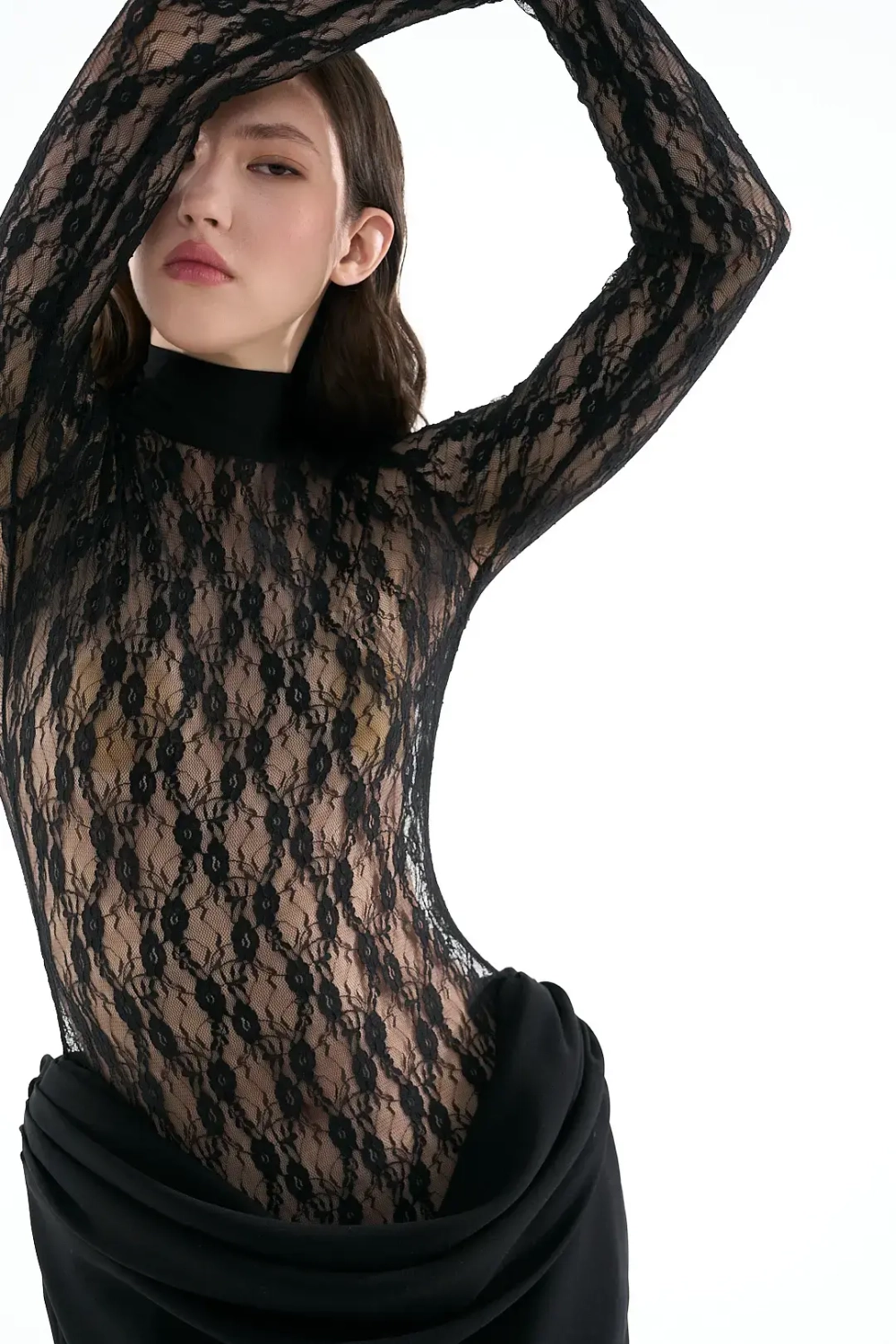 Кружевное мини-платье черное