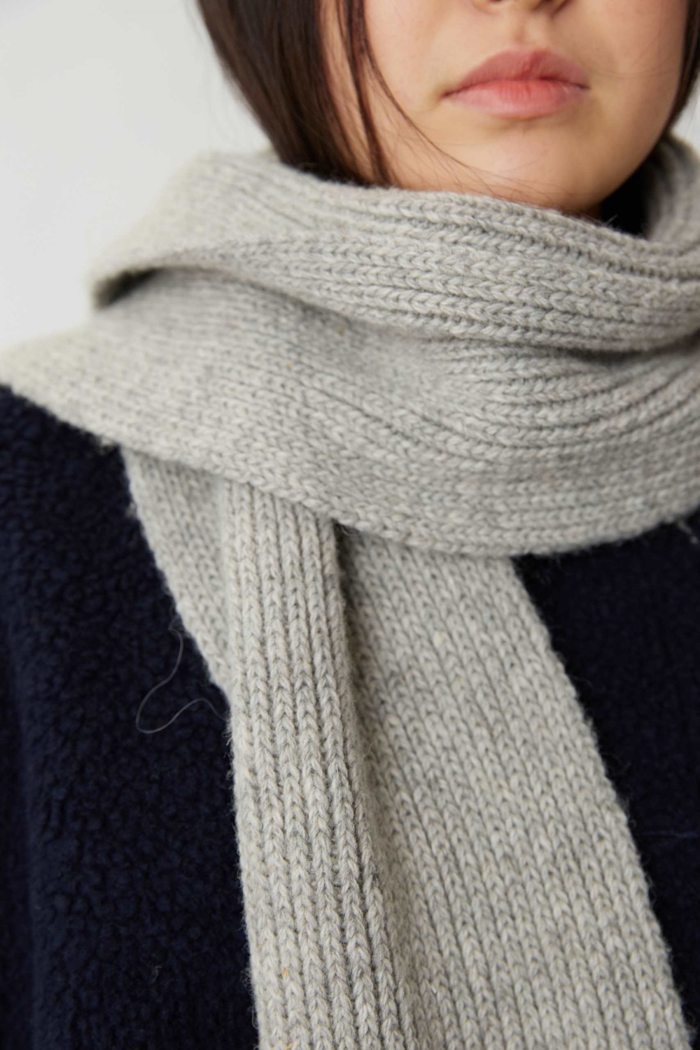 Шарф из шерсти светло-серого цвета