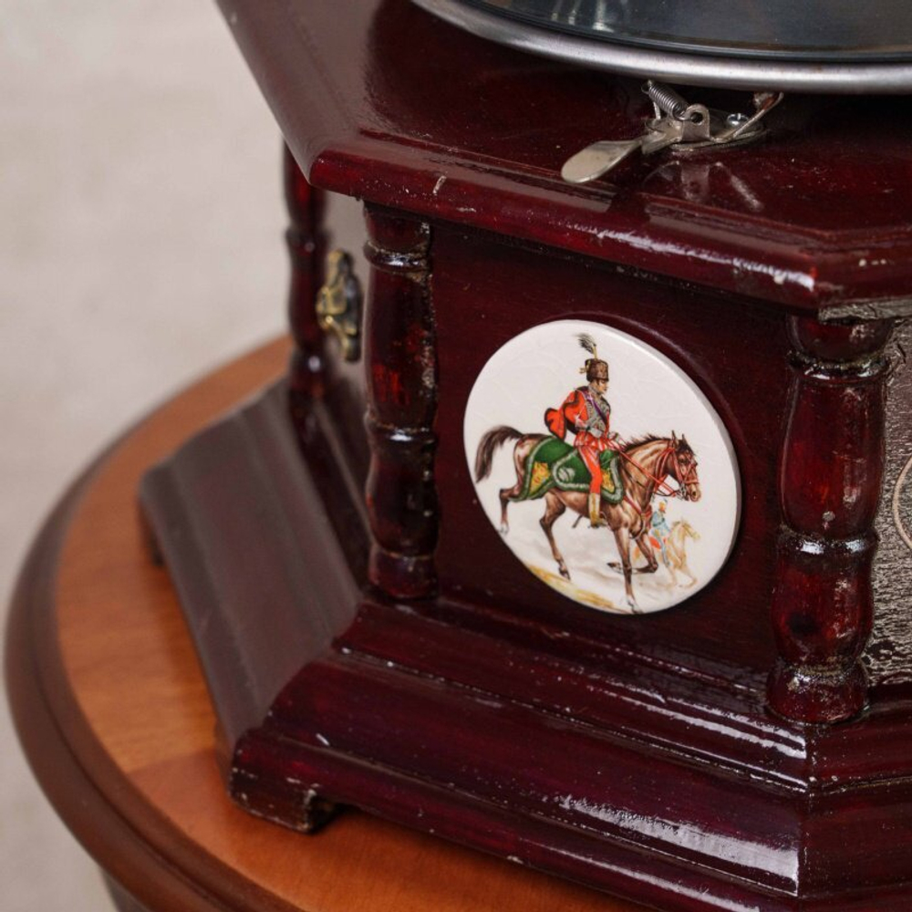 Граммофон с всадниками