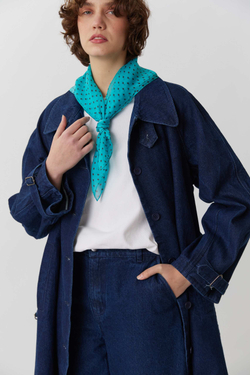 Косынка из шелка бирюзовая в горошек