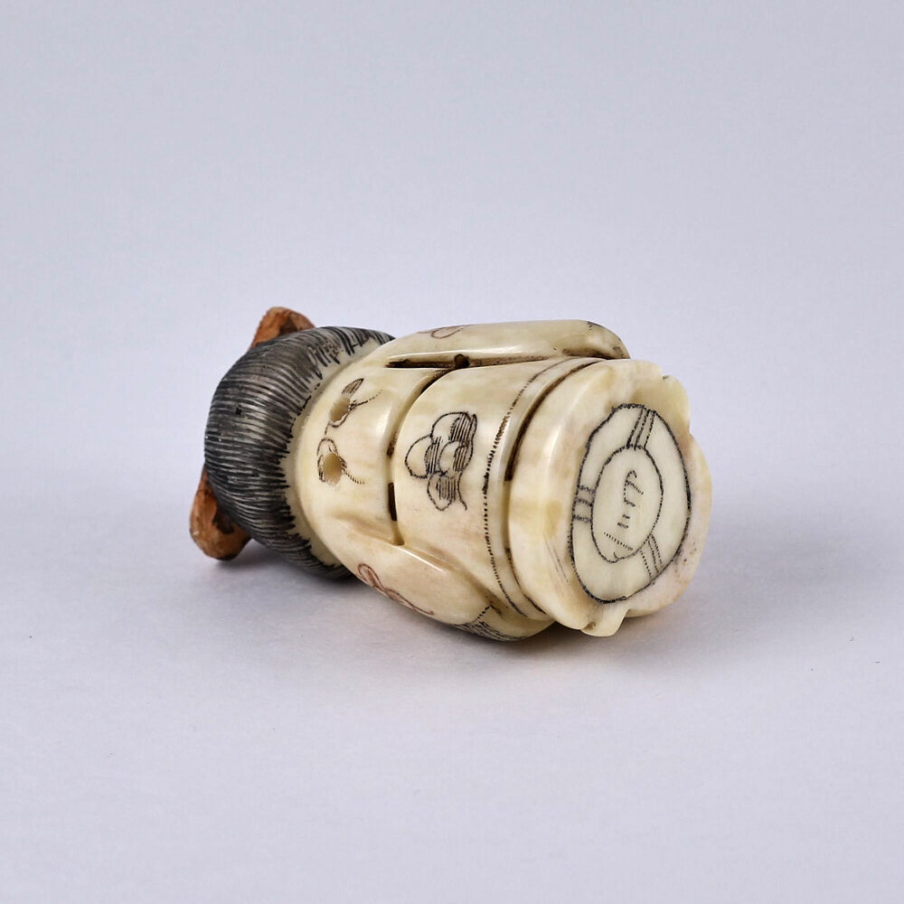 Нэцкэ Гейша с мешком риса