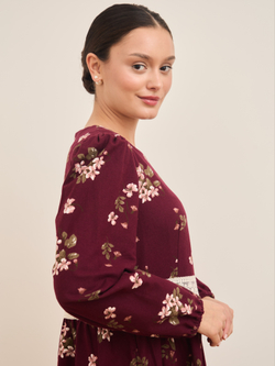 Платье с кружевными вставками