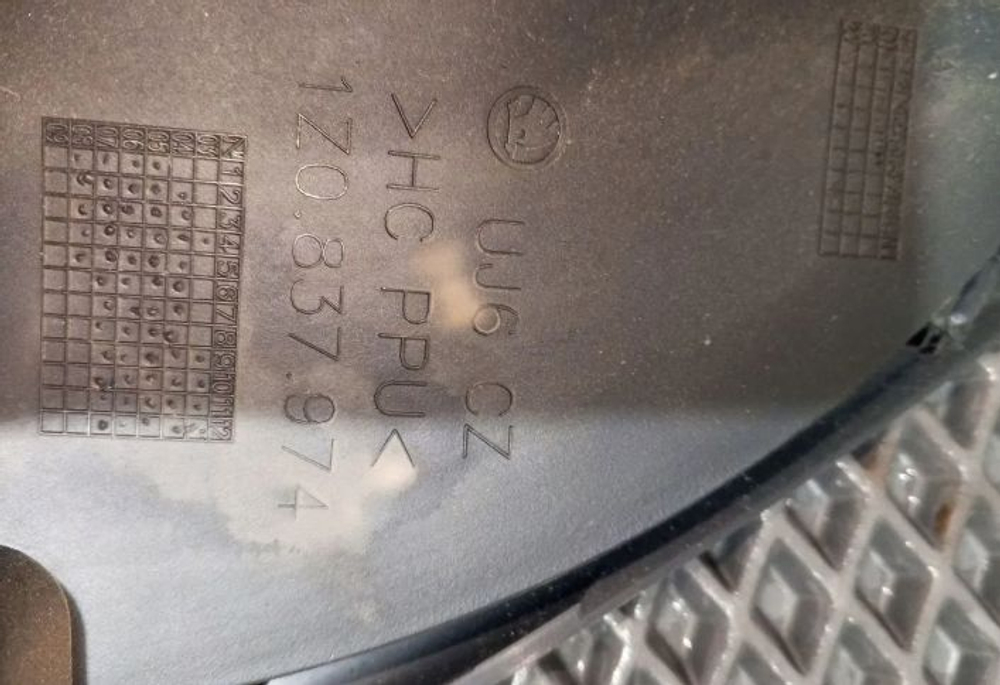 Уголок двери передний правый Skoda Octavia A5 Б/У