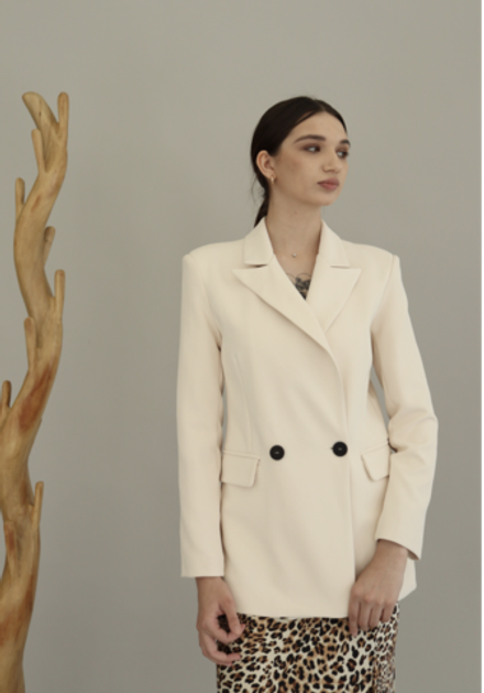 Жакет с черными пуговицами