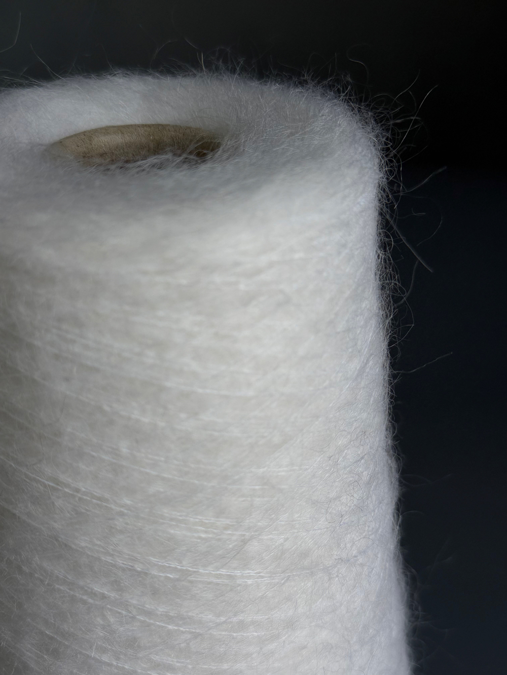 Пряжа Ilaria Aurora  (67% кидмохер, 5% меринос, 28% па) 1000м/100гр, белый (отбелка)