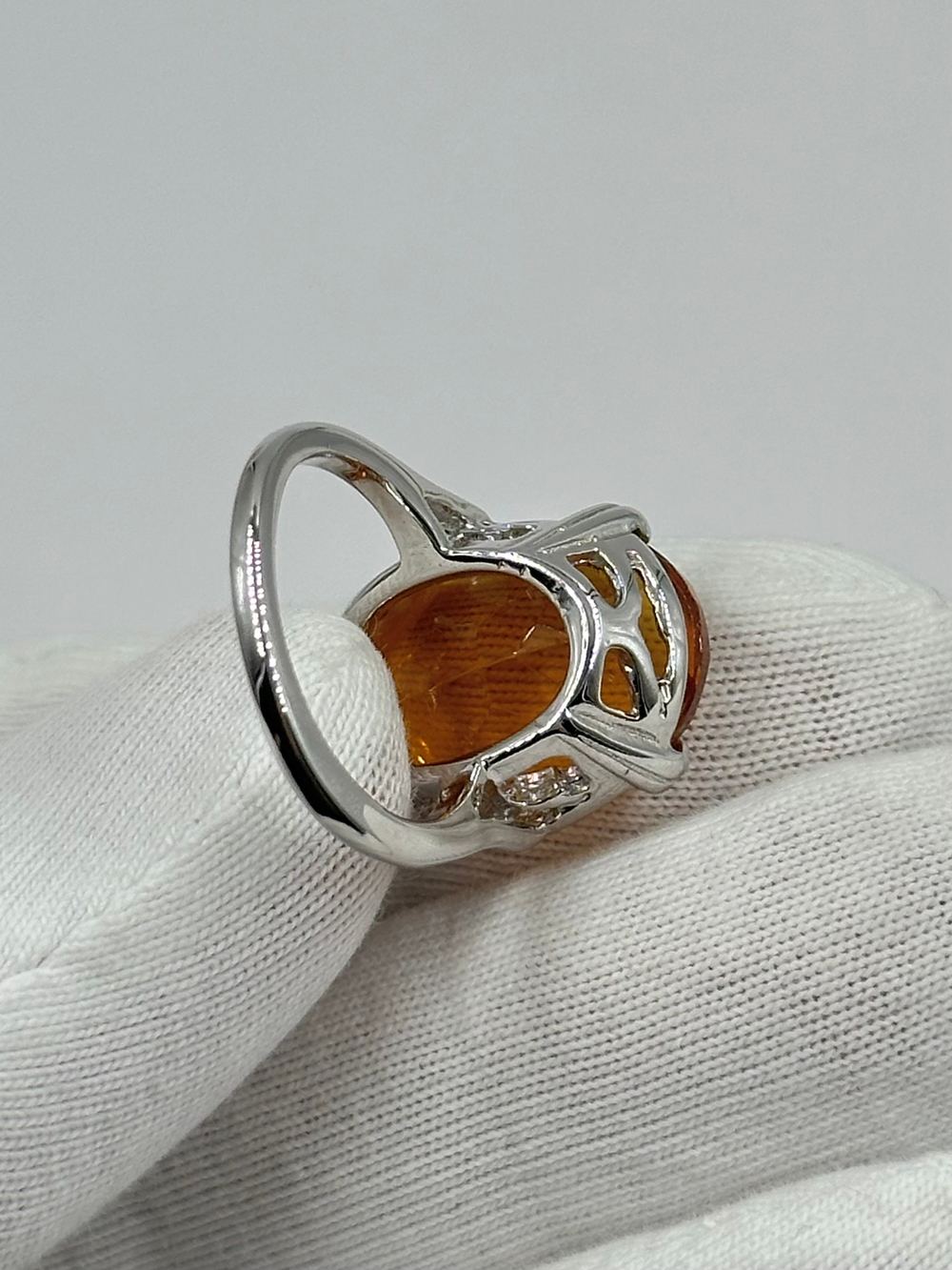 Кольцо с жёлтым кристаллом