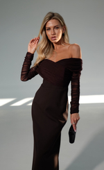 Платье футляр с декольте в цвете шоколад